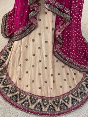 Luxurious embroidery brand new wedding dress ..